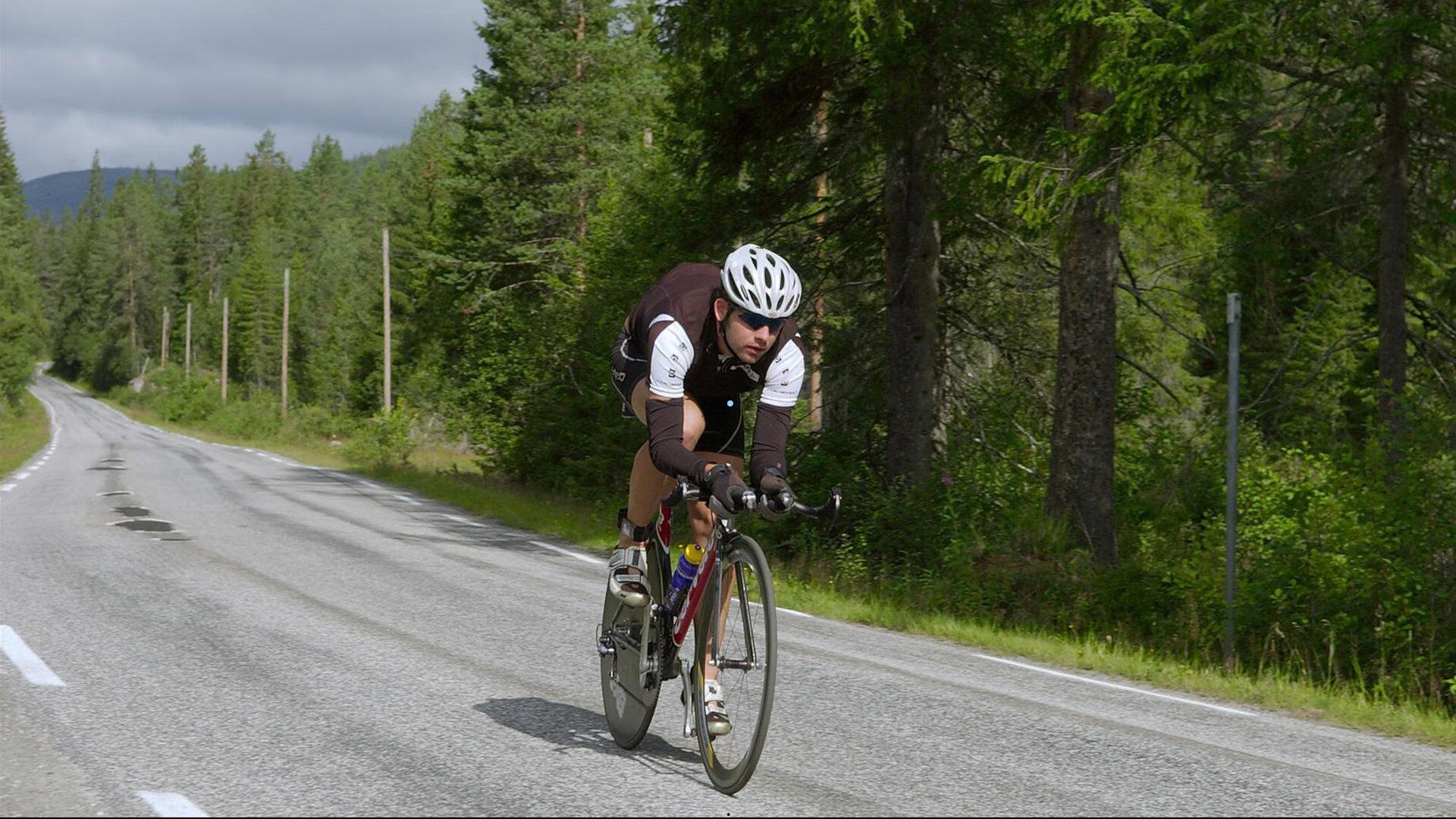 意甲联赛半场激战，AC米兰主场0-1落后热那亚，旧将科隆博破门，福法纳空门滑倒引惊呼