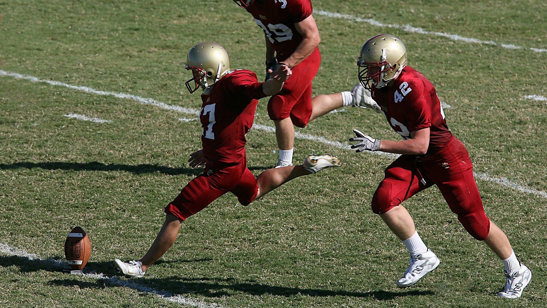 英超赛场爆发巨大争议，戈登被撞倒未获点球，查洛巴禁区手球逃过判罚，埃迪豪怒斥裁判不公